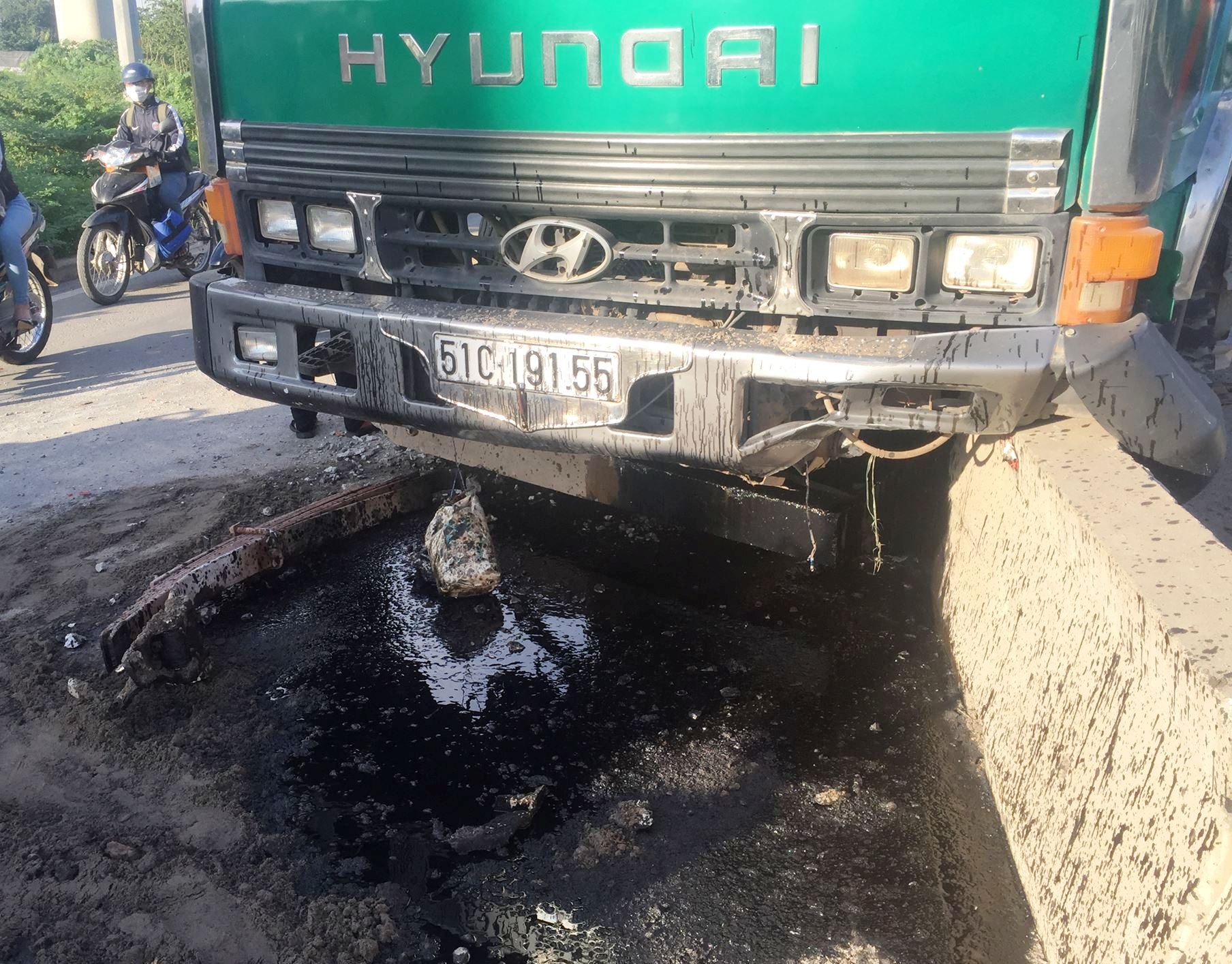 Th&oacute;t tim trước cảnh xe ben lao qua l&agrave;n đường xe 2 b&aacute;nh - Ảnh 3.