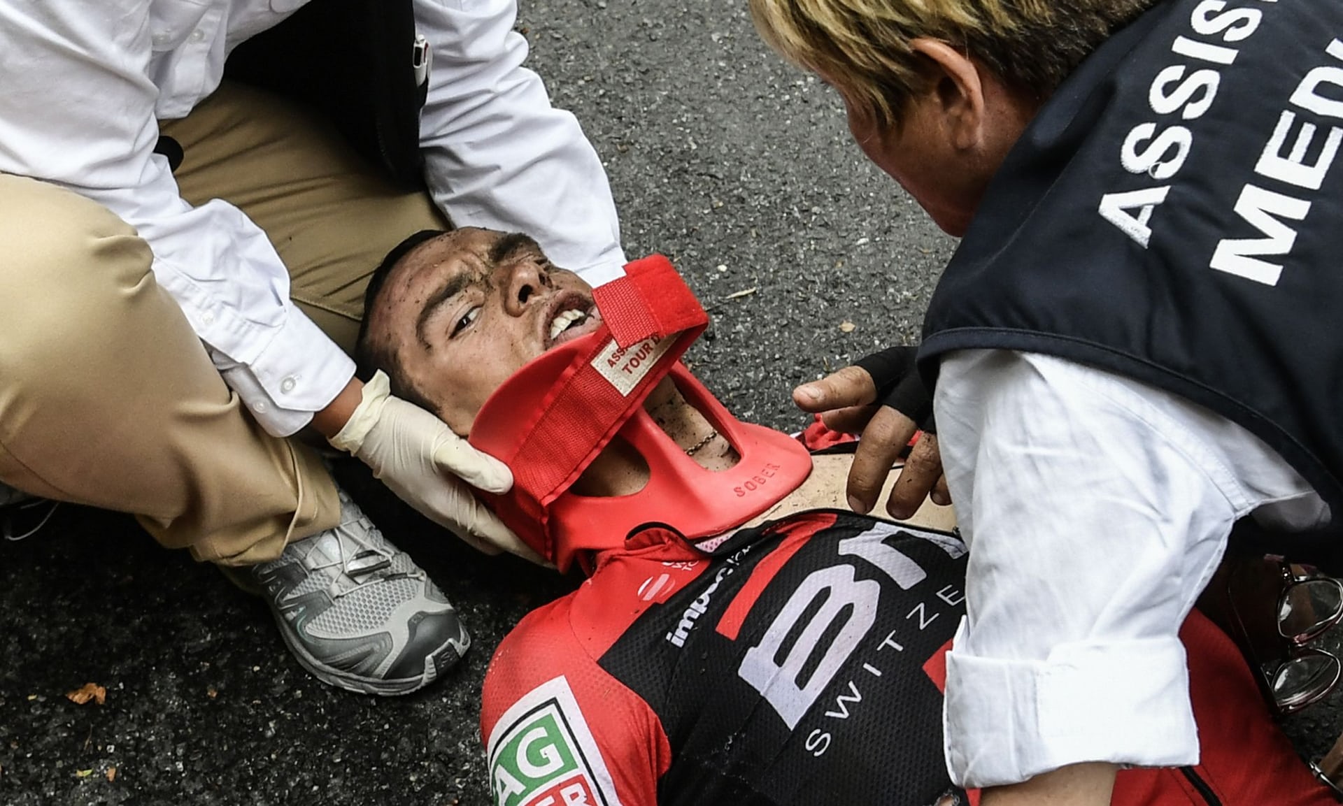 Cua rơ té gãy cổ ở Tour de France 2017