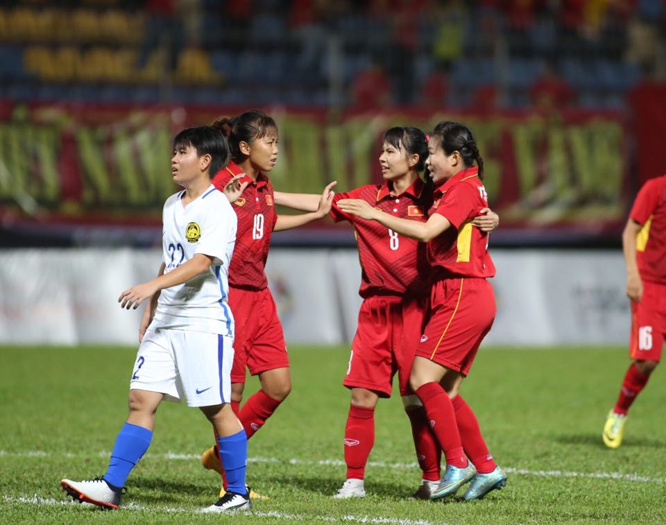 Thắng Malaysia 6-0, b&oacute;ng đ&aacute; nữ Việt Nam đoạt HCV - Ảnh 6.