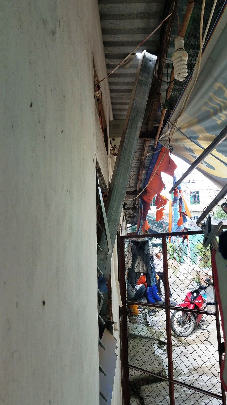 Kinh ho&agrave;ng thanh sắt rơi xuống từ cao ốc ở Thủ Đức - Ảnh 1.