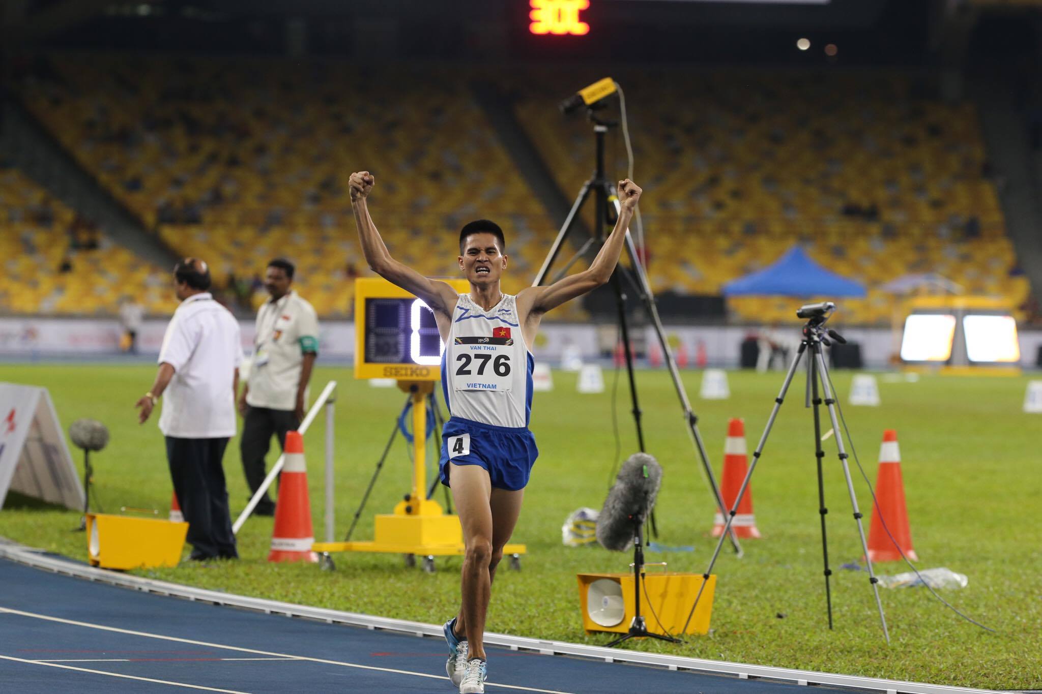SEA Games ng&agrave;y 23-8: C&uacute; đ&uacute;p v&agrave;ng của L&ecirc; T&uacute; Chinh - Ảnh 6.