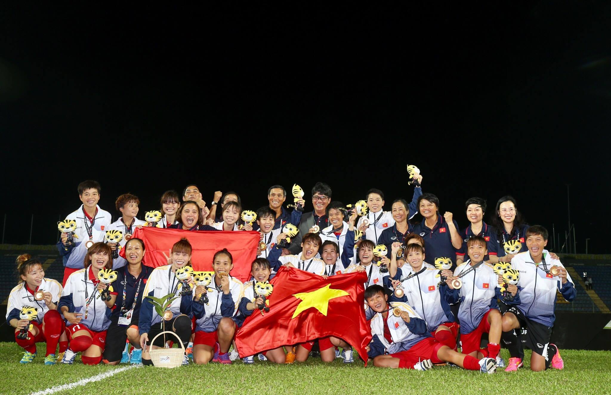 Thắng Malaysia 6-0, b&oacute;ng đ&aacute; nữ Việt Nam đoạt HCV - Ảnh 13.