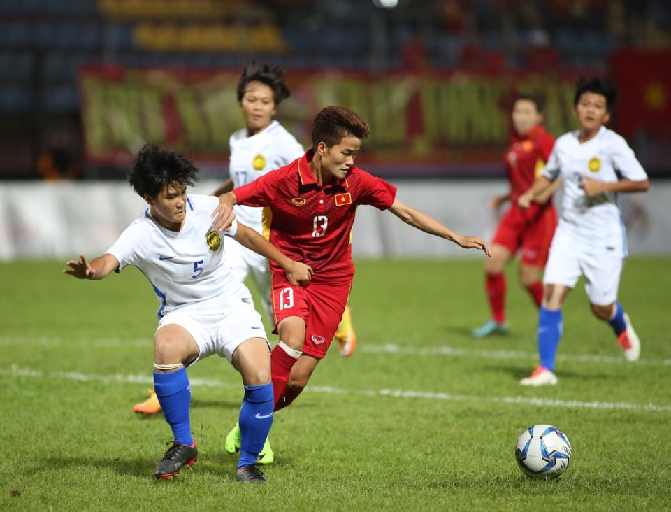 Thắng Malaysia 6-0, b&oacute;ng đ&aacute; nữ Việt Nam đoạt HCV - Ảnh 7.