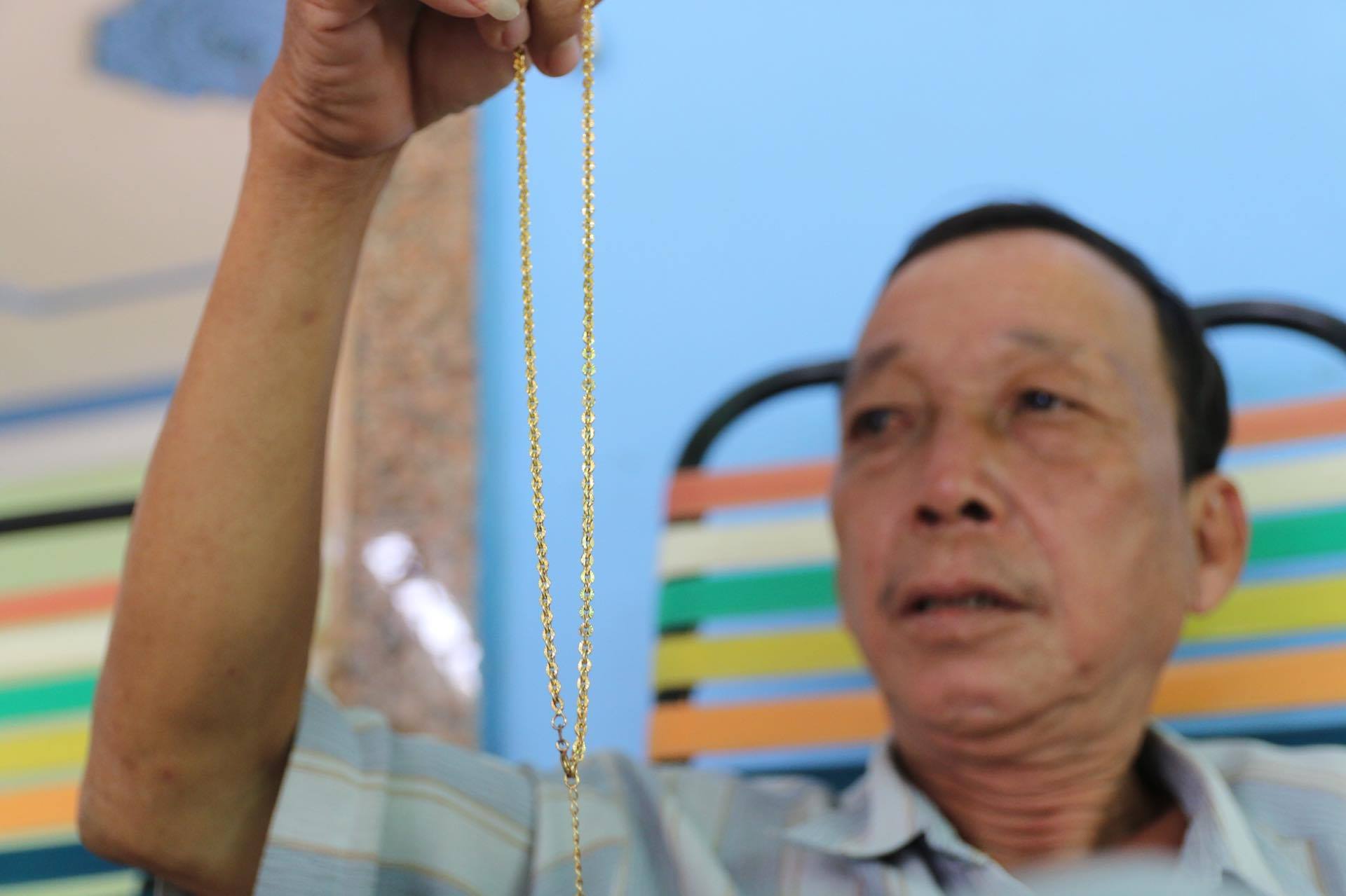 B&aacute;c t&agrave;i xe &ocirc;m buồn ngủ gặp chiếu manh - Ảnh 1.