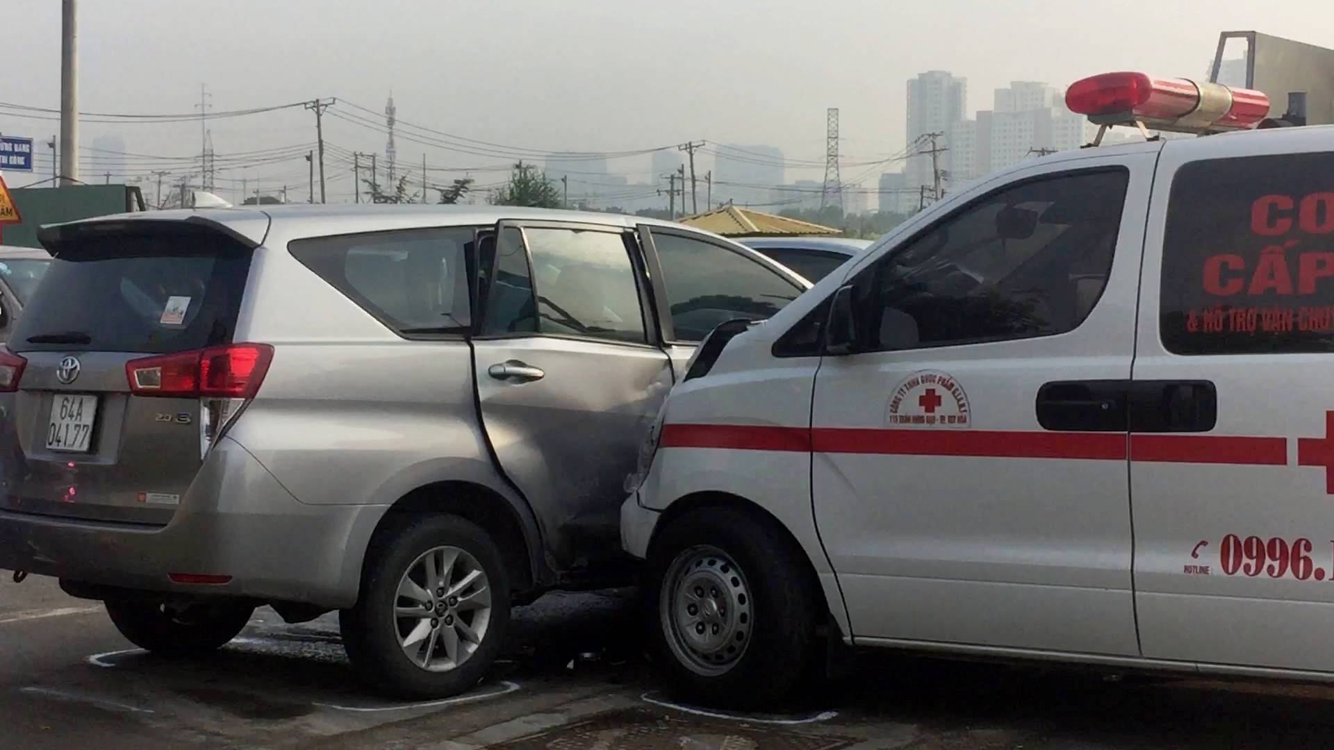 Xe cứu thương tông ngang hông ô tô 7 chỗ ở Sài Gòn