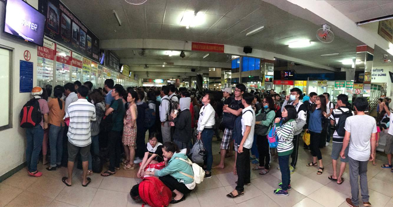 D&ograve;ng người bắt đầu đổ về bến xe, t&agrave;u, ph&agrave; - Ảnh 3.