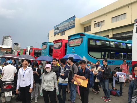 D&ograve;ng người bắt đầu đổ về bến xe, t&agrave;u, ph&agrave; - Ảnh 9.