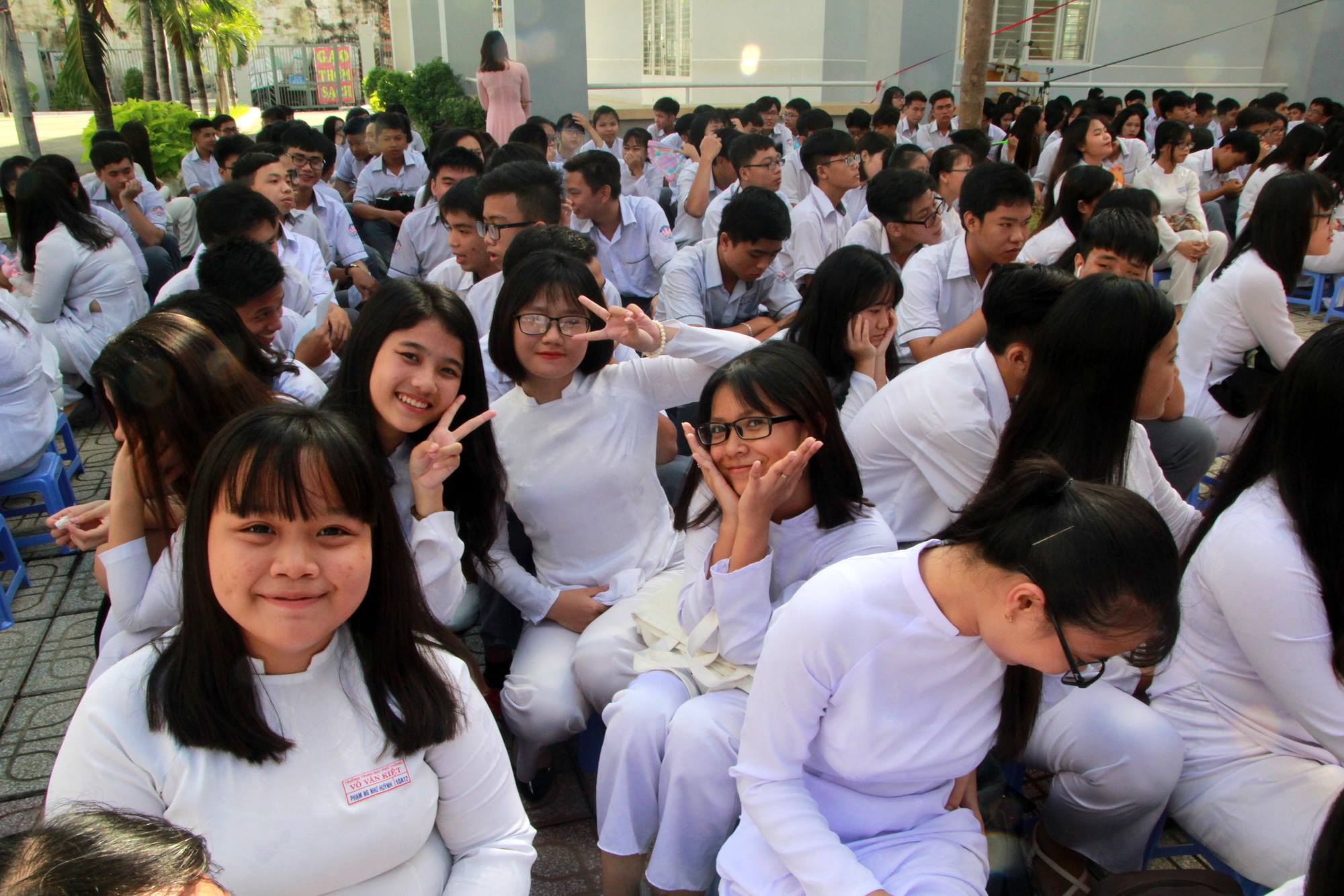 Ông Trương Hòa Bình đánh trống và đội nón cho học sinh - Ảnh 4.
