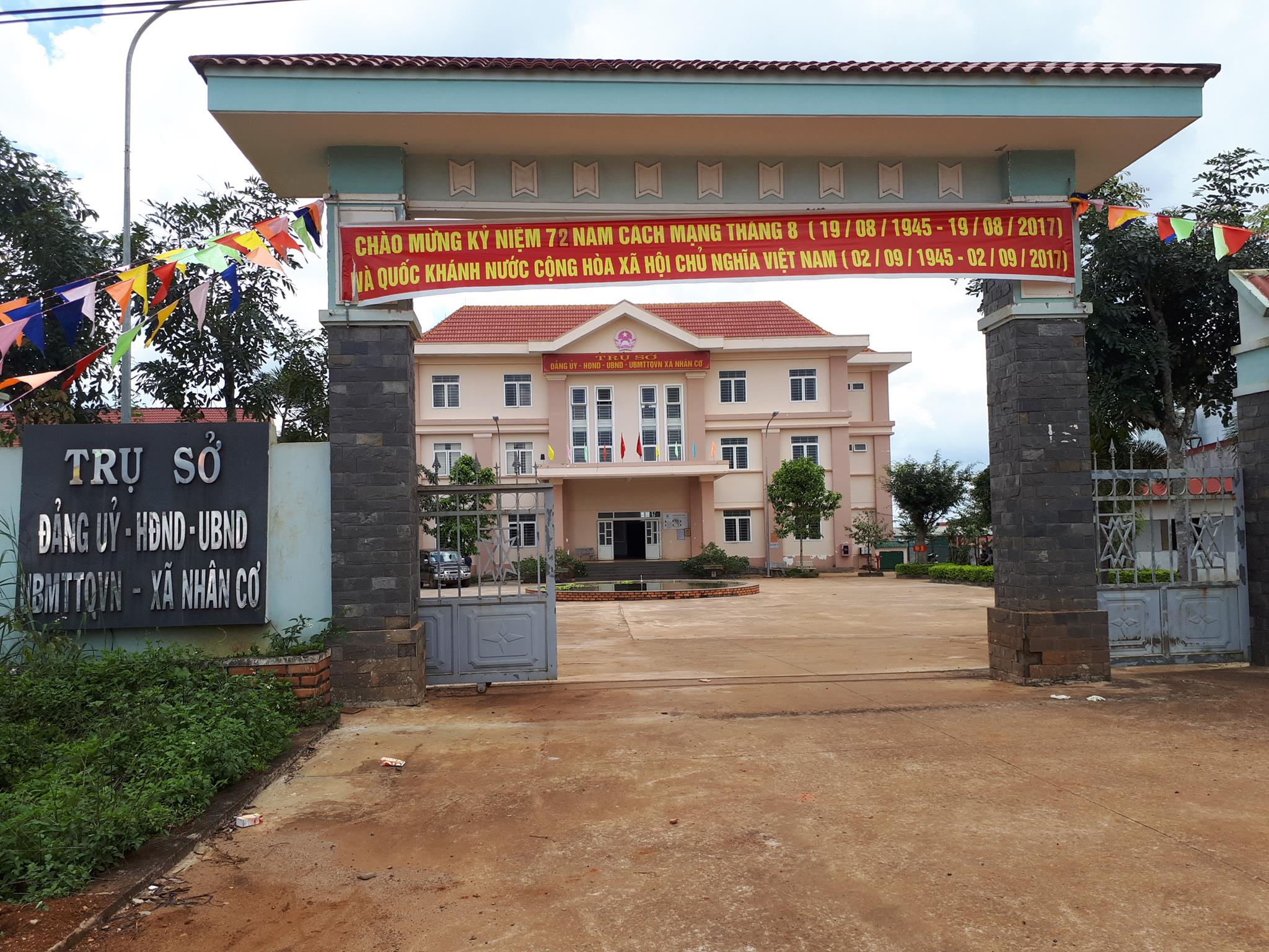 UBND x&atilde; ngh&egrave;o vẫn x&acirc;y s&acirc;n tennis - Ảnh 2.
