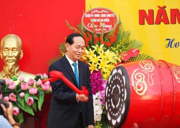 Chủ tịch nước Trần Đại Quang tươi cười chào mừng học sinh - Ảnh 2.