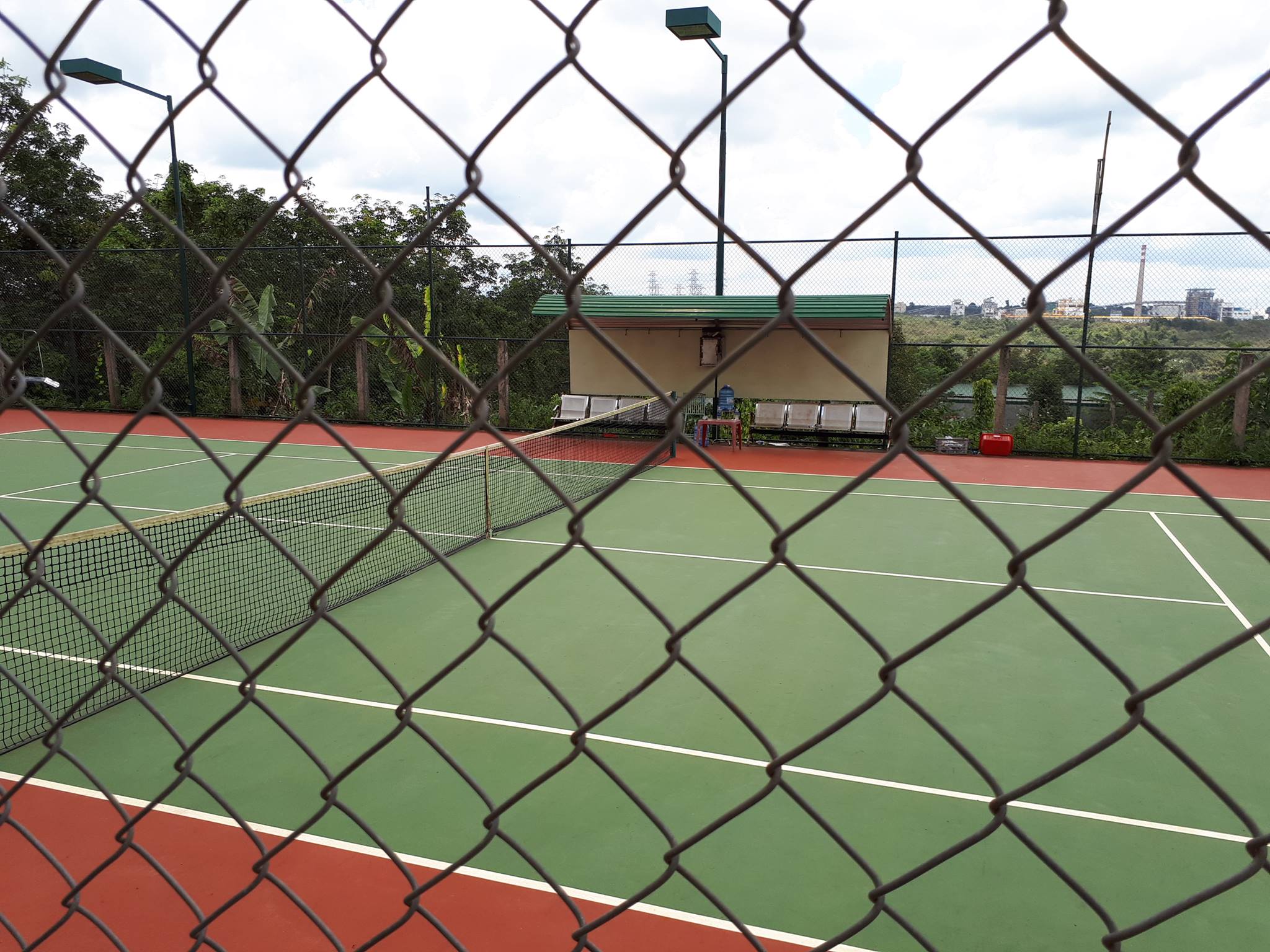 UBND xã nghèo vẫn xây sân tennis