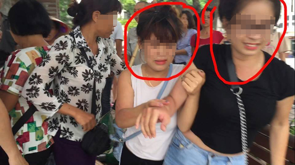 Bà bán ve chai nhiều lần bắt 2 cô gái bán tăm giá "cắt cổ" ở hồ Gươm