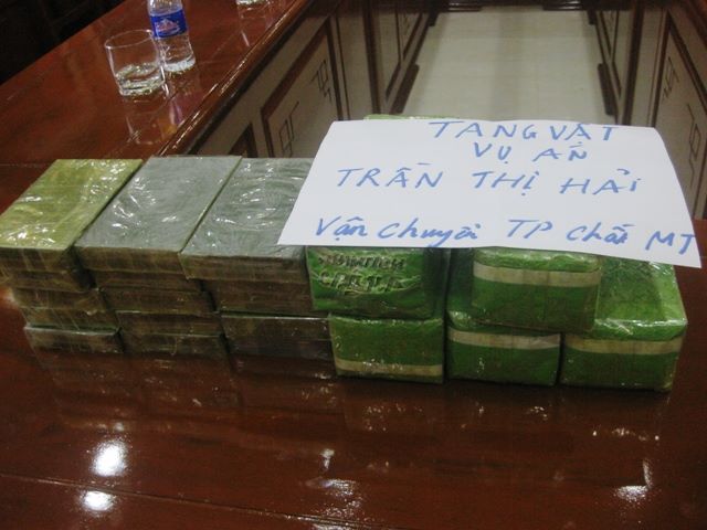 Chặn xe khách bắt người phụ nữ mang 15 bánh heroin, 5 kg ma túy đá