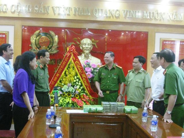Chặn xe kh&aacute;ch bắt người phụ nữ mang 15 b&aacute;nh heroin, 5 kg ma t&uacute;y đ&aacute; - Ảnh 3.