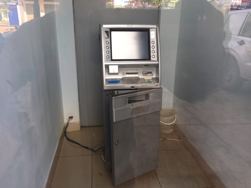 T&aacute;o tợn cạy ph&aacute; trụ ATM bất chấp camera an ninh - Ảnh 2.