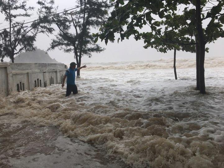 Bão số 10: Cuồng phong quét qua, nhà tốc mái, cây đổ la liệt - Ảnh 18.