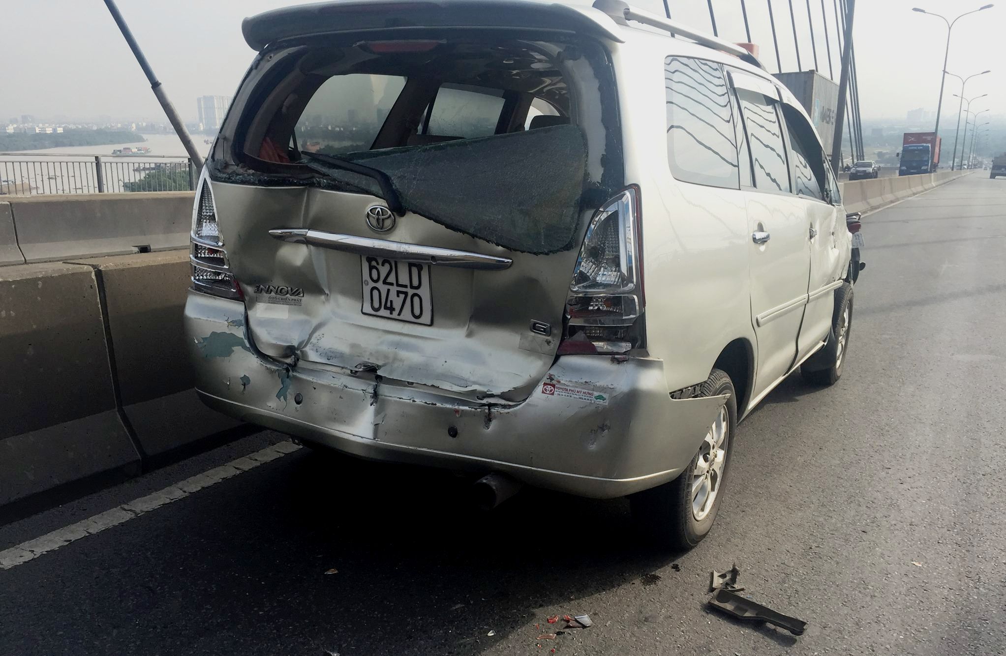 Tai nạn li&ecirc;n ho&agrave;n lại tiếp tục xảy ra ở cầu Ph&uacute; Mỹ - Ảnh 2.