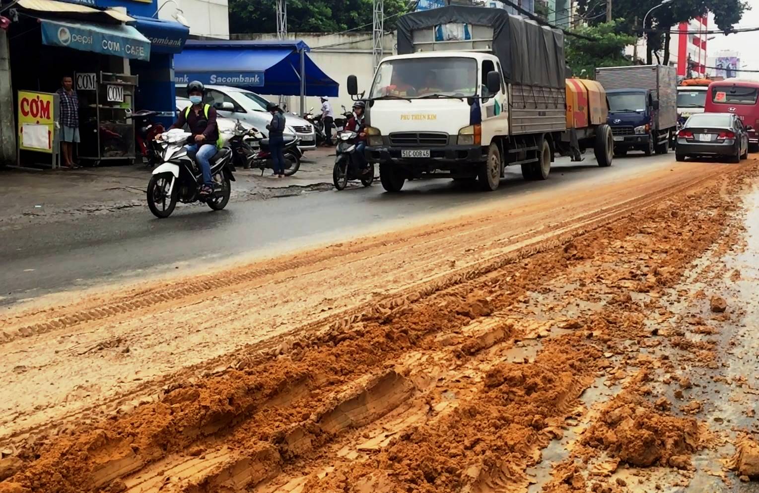 Kinh h&atilde;i với b&ugrave;n nh&atilde;o đầy đường ở TP HCM - Ảnh 1.