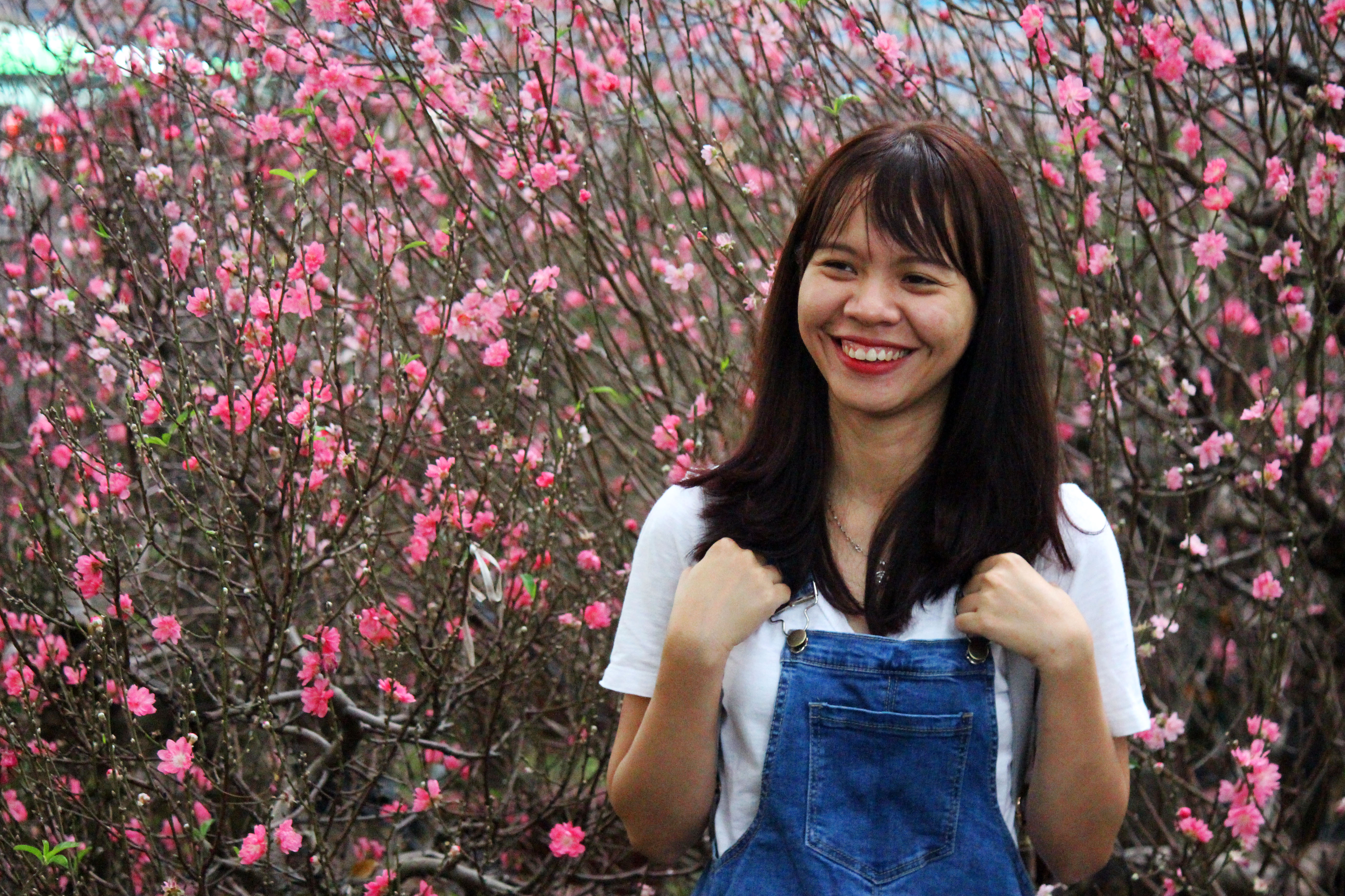 Rạng rỡ b&ecirc;n hoa đào.
