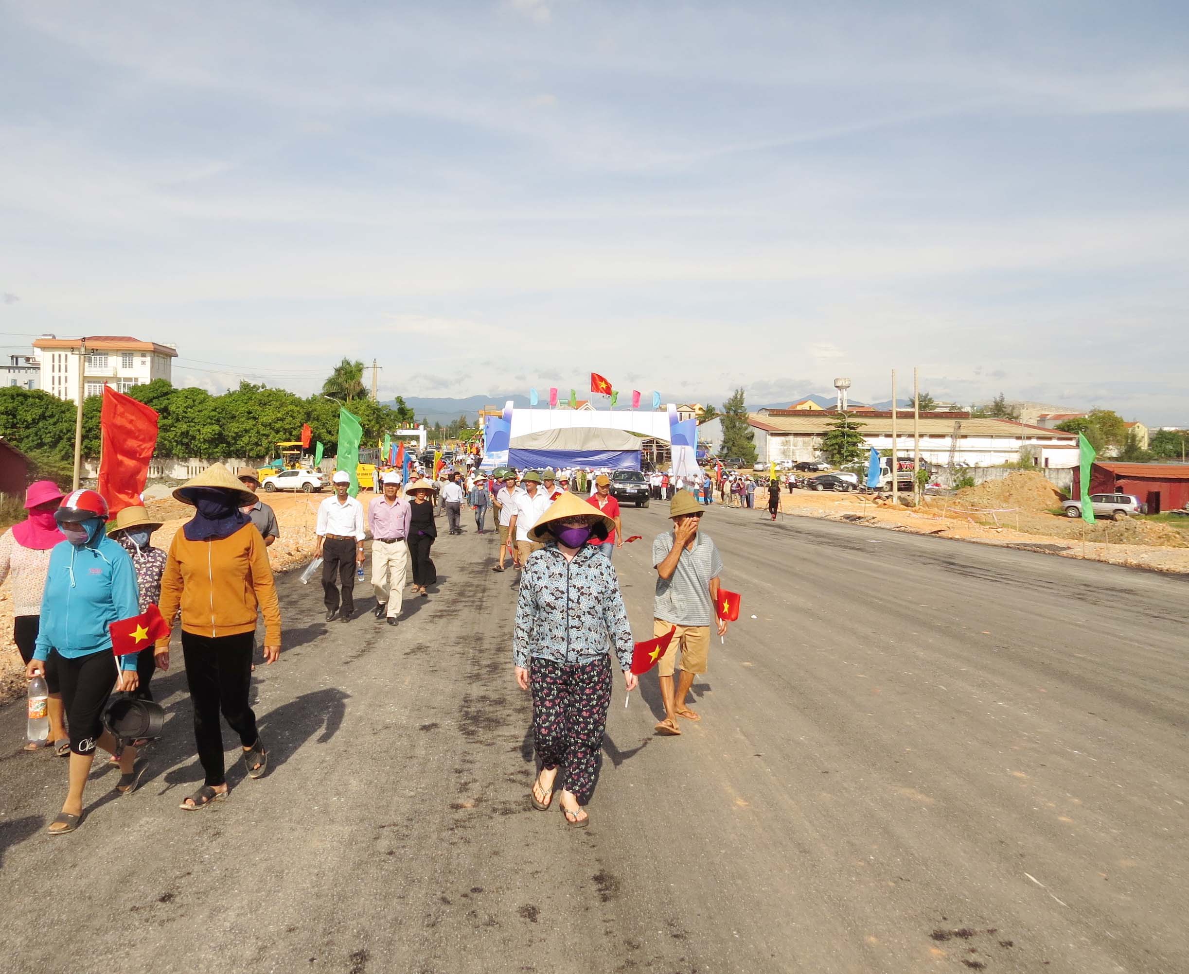Thủ tướng Nguyễn Xuân Phúc cắt băng thông xe cầu Nhật Lệ 2 - Ảnh 2.