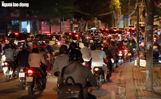 Đường n&agrave;o cũng kẹt, d&acirc;n S&agrave;i G&ograve;n mệt mỏi trở về nh&agrave; - Ảnh 2.