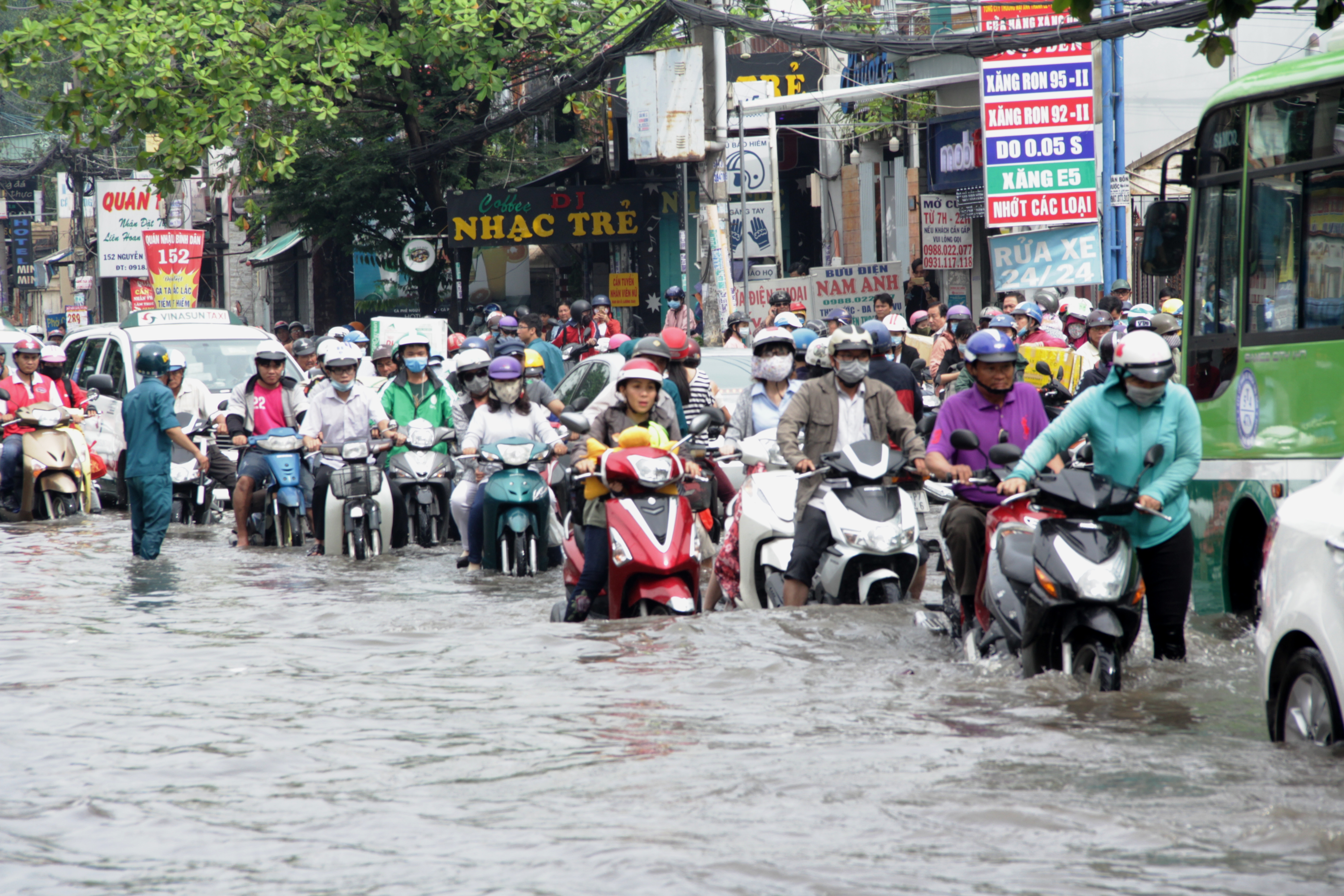 Vạn người khốn khổ trong kẹt xe, ngập nước ở TP HCM - Ảnh 3.
