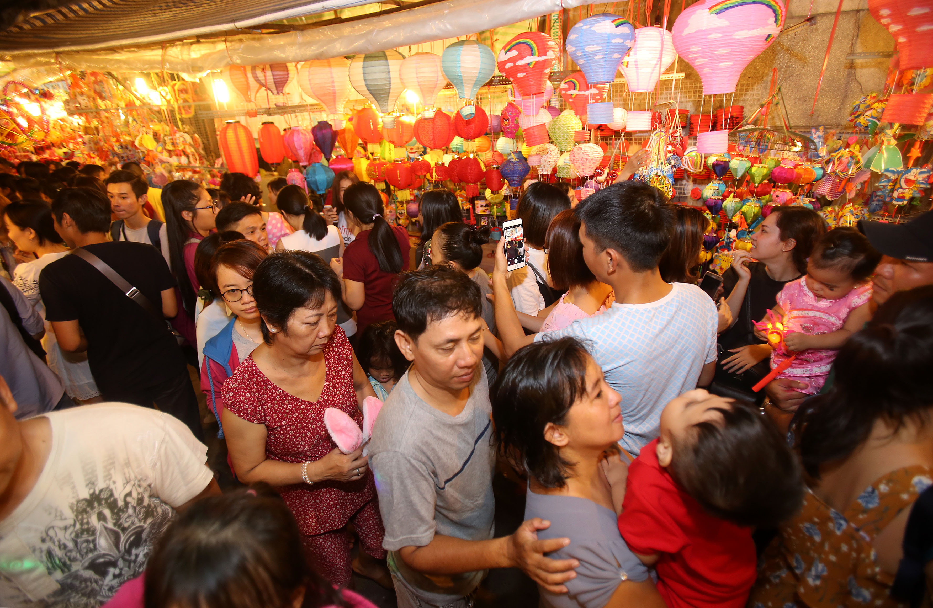 &Ugrave;n &ugrave;n đổ về phố lồng đ&egrave;n Lương Nhữ Học - Ảnh 14.