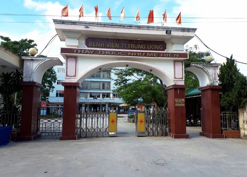 Nam điều dưỡng treo cổ tại nhà để oxy bệnh viện