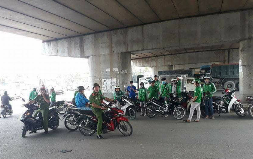 Dân GrabBike kéo đến Bến xe An Sương tính “ăn thua” - Ảnh 3.