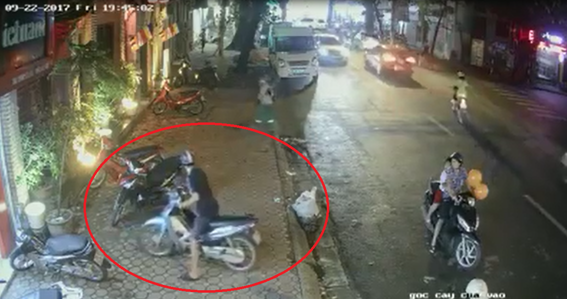 Bất ngờ với đôi nam nữ chở trẻ em trộm xe máy trên phố