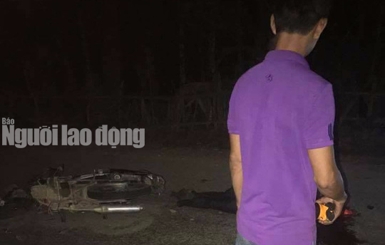 Xe máy đối đầu, 2 người thương vong - Ảnh 1.