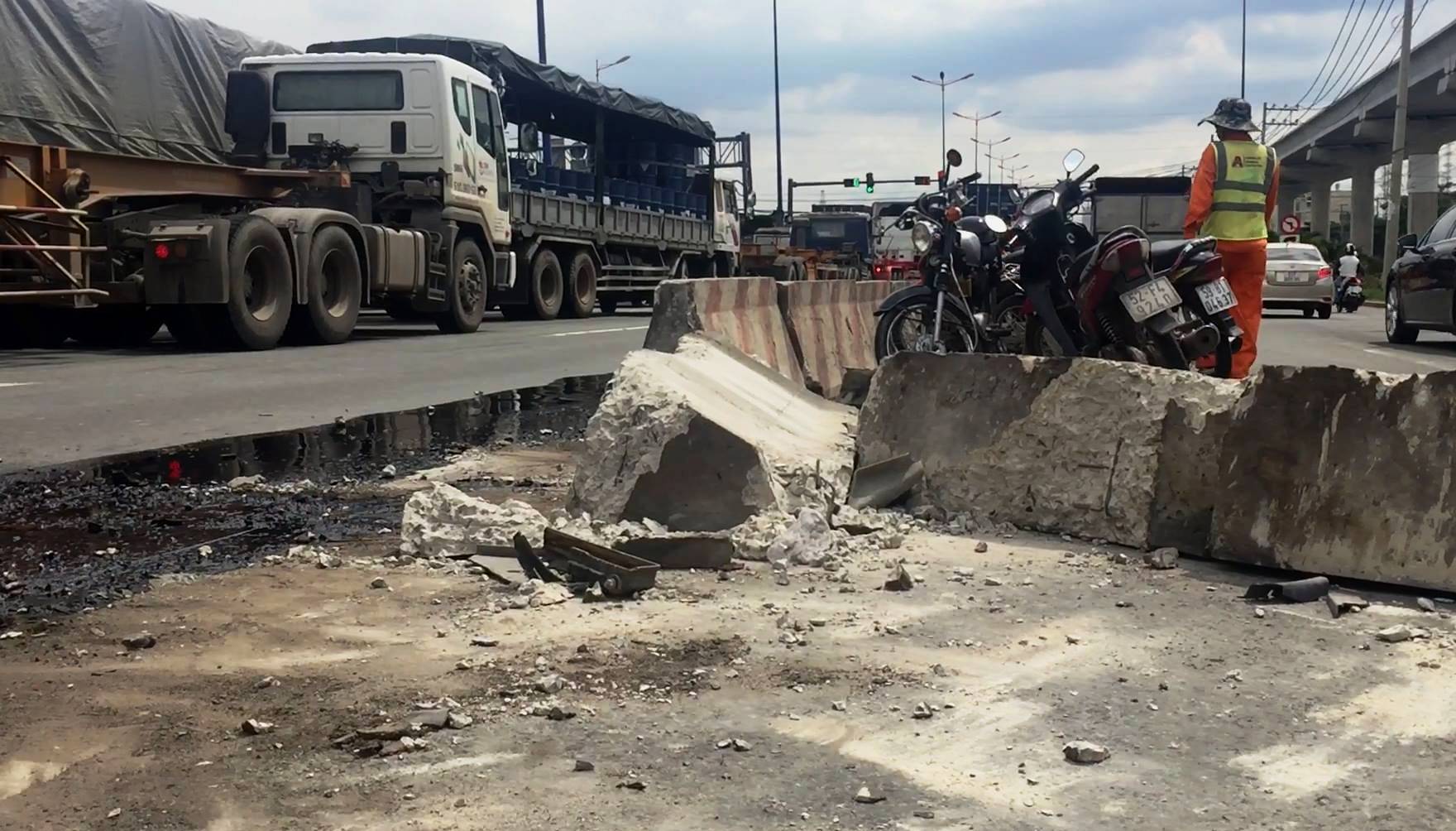 Xe đầu kéo lao như phim trên xa lộ Hà Nội - Ảnh 2.