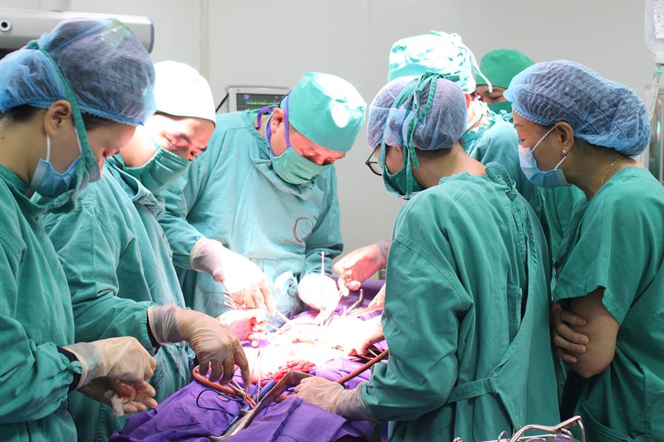 Cứu sống sản phụ chảy máu ồ ạt sau cắt tử cung - Ảnh 1.