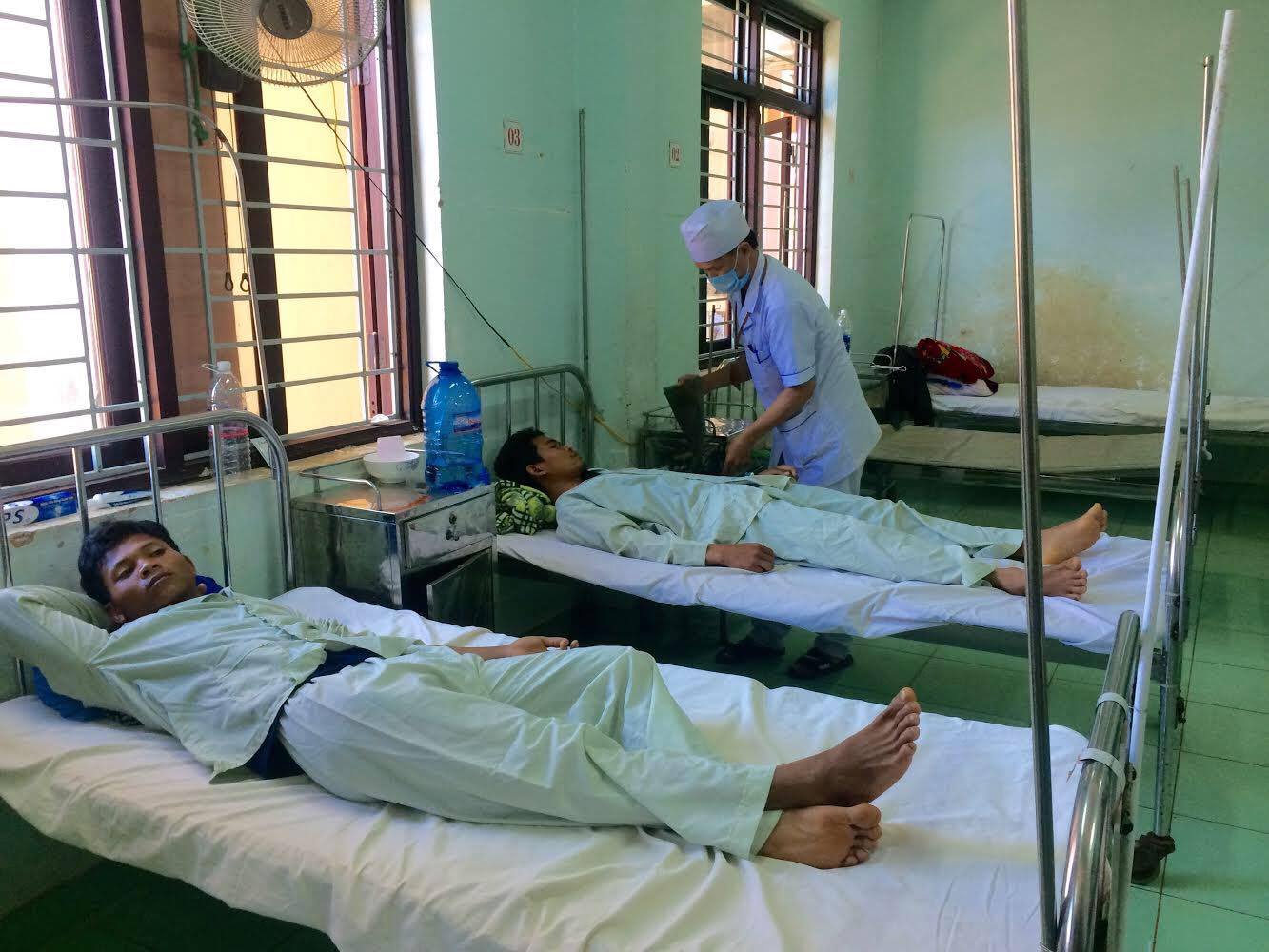 Sét đánh trúng chòi, 3 người thương vong