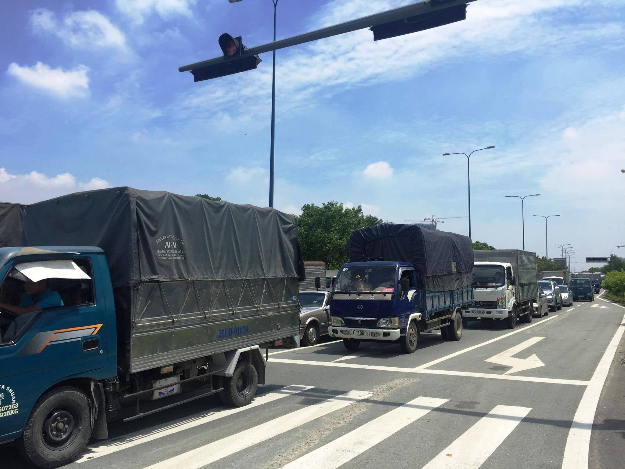 Tai nạn li&ecirc;n ho&agrave;n trong hầm vượt s&ocirc;ng S&agrave;i G&ograve;n, Audi d&iacute;nh chặt - Ảnh 3.