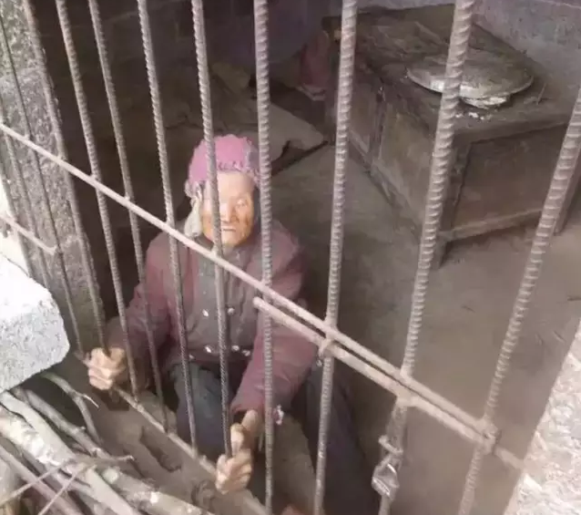 Con nhốt mẹ già 92 tuổi trong "chuồng heo" gây phẫn nộ