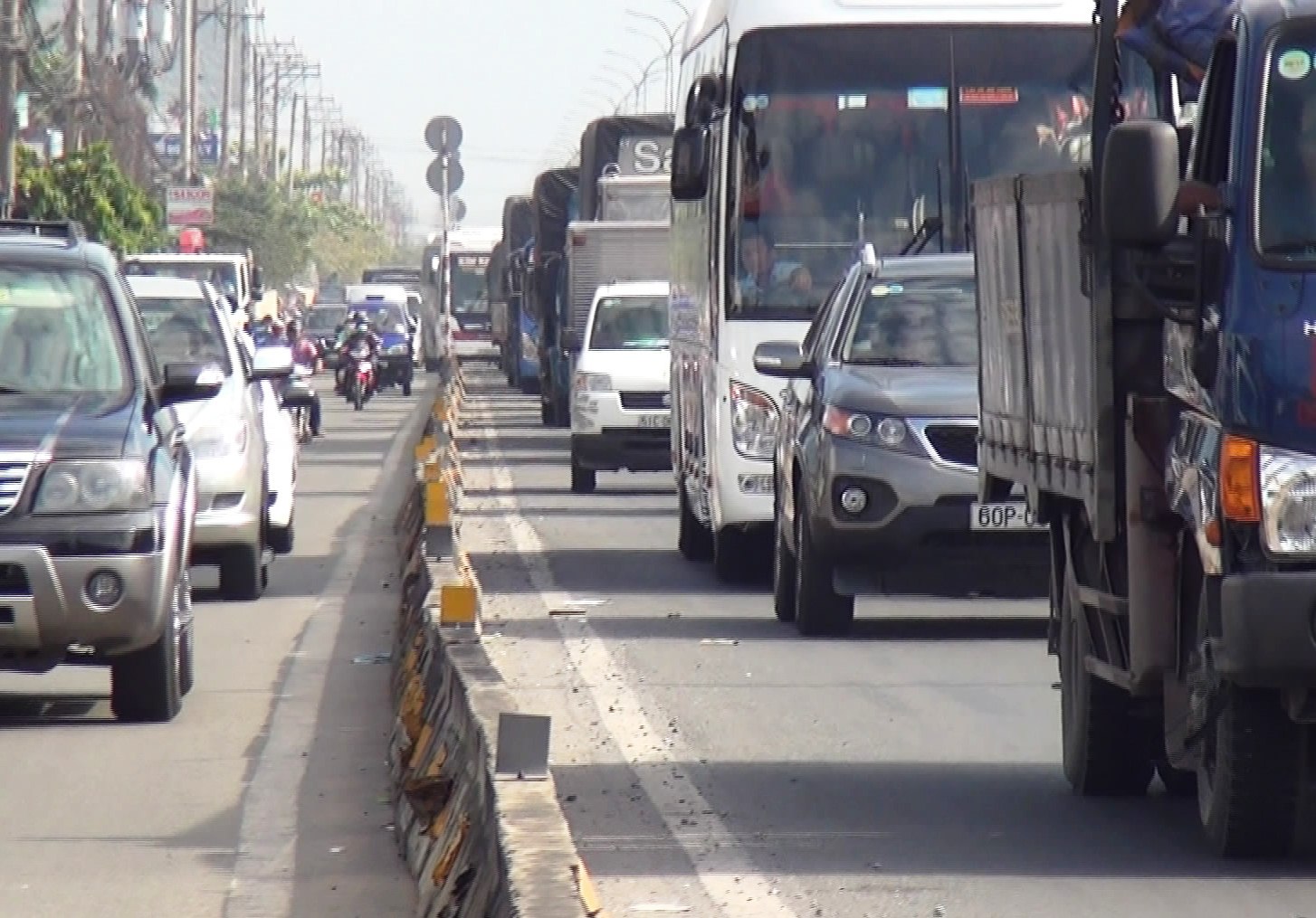 Giao thông qua khu vực gặp nhiều khó khăn do ảnh hưởng bởi vụ tai nạn