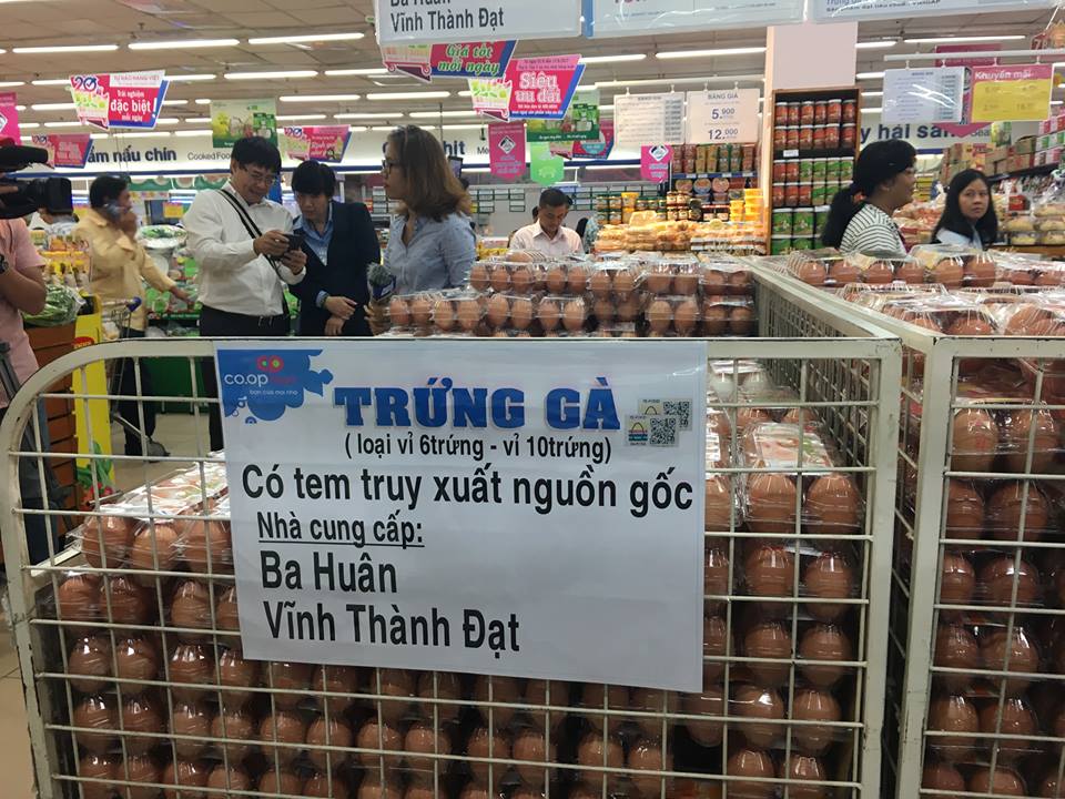 TP HCM đồng loạt dán tem thịt, trứng gia cầm - Ảnh 4.