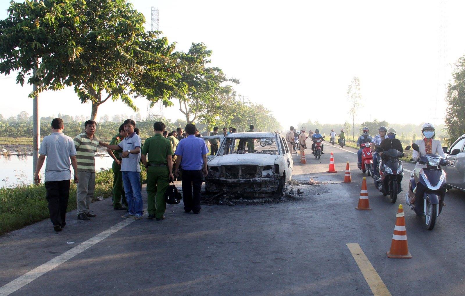 Nghi &aacute;n ph&oacute;ng hỏa đốt &ocirc; t&ocirc; để thanh to&aacute;n nhau, 2 người nguy kịch - Ảnh 2.
