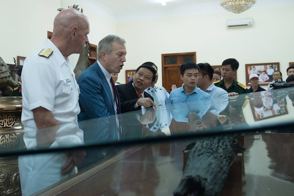 Tư lệnh Hạm đội Th&aacute;i B&igrave;nh Dương Mỹ thăm b&atilde;i cọc Bạch Đằng - Ảnh 4.