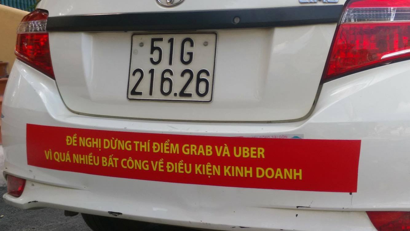 TP HCM: Taxi Vinasun d&aacute;n bảng phản đối Uber, Grab - Ảnh 2.