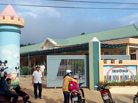 Kỷ luật hiệu trưởng trường từng để xảy ra lạm thu - Ảnh 1.