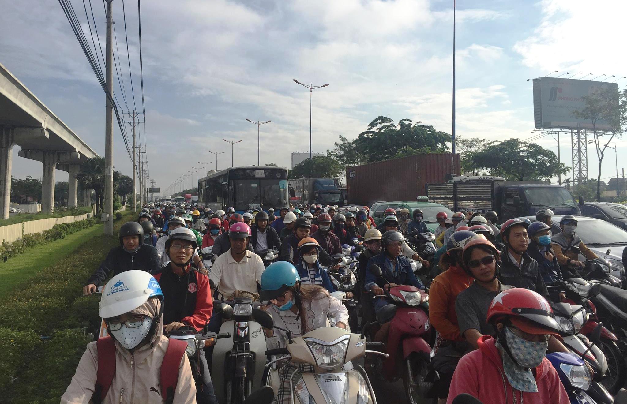 Xa lộ H&agrave; Nội hết... nh&uacute;c nh&iacute;ch! - Ảnh 1.