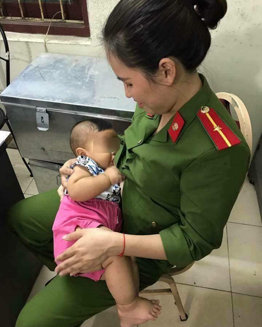 B&eacute; trai bị bỏ rơi được thiếu &uacute;y c&ocirc;ng an cho b&uacute; đ&atilde; về với gia đ&igrave;nh - Ảnh 2.