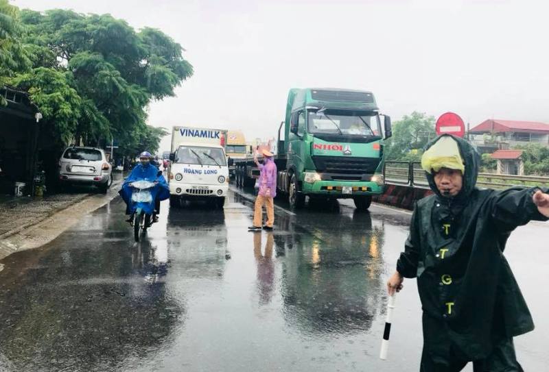 Mưa lũ chia cắt quốc lộ 1A, CSGT căng m&igrave;nh điều tiết giao th&ocirc;ng - Ảnh 2.