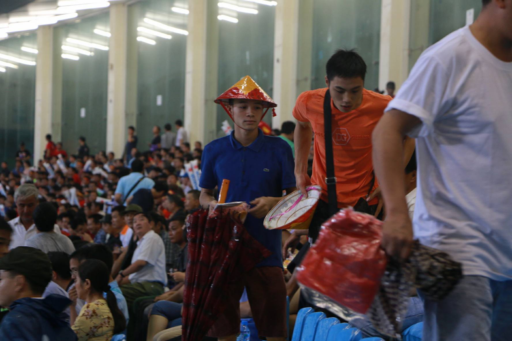 Khán giả bế con, đội mưa cổ vũ tuyển Việt Nam đấu Campuchia - Ảnh 4.