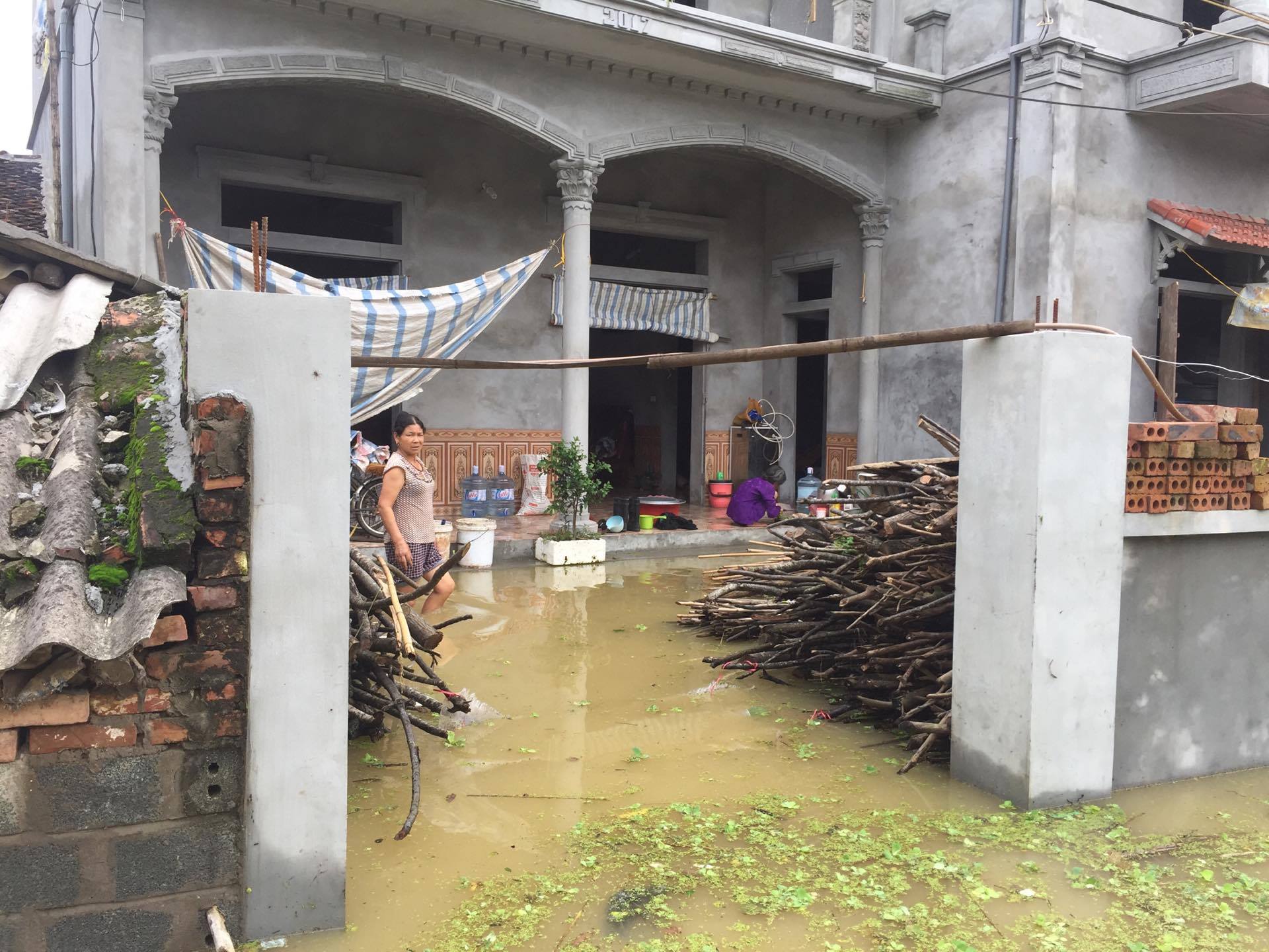 Cận cảnh nước ngập nhà dân ở nơi vỡ đê có kế hoạch - Ảnh 8.