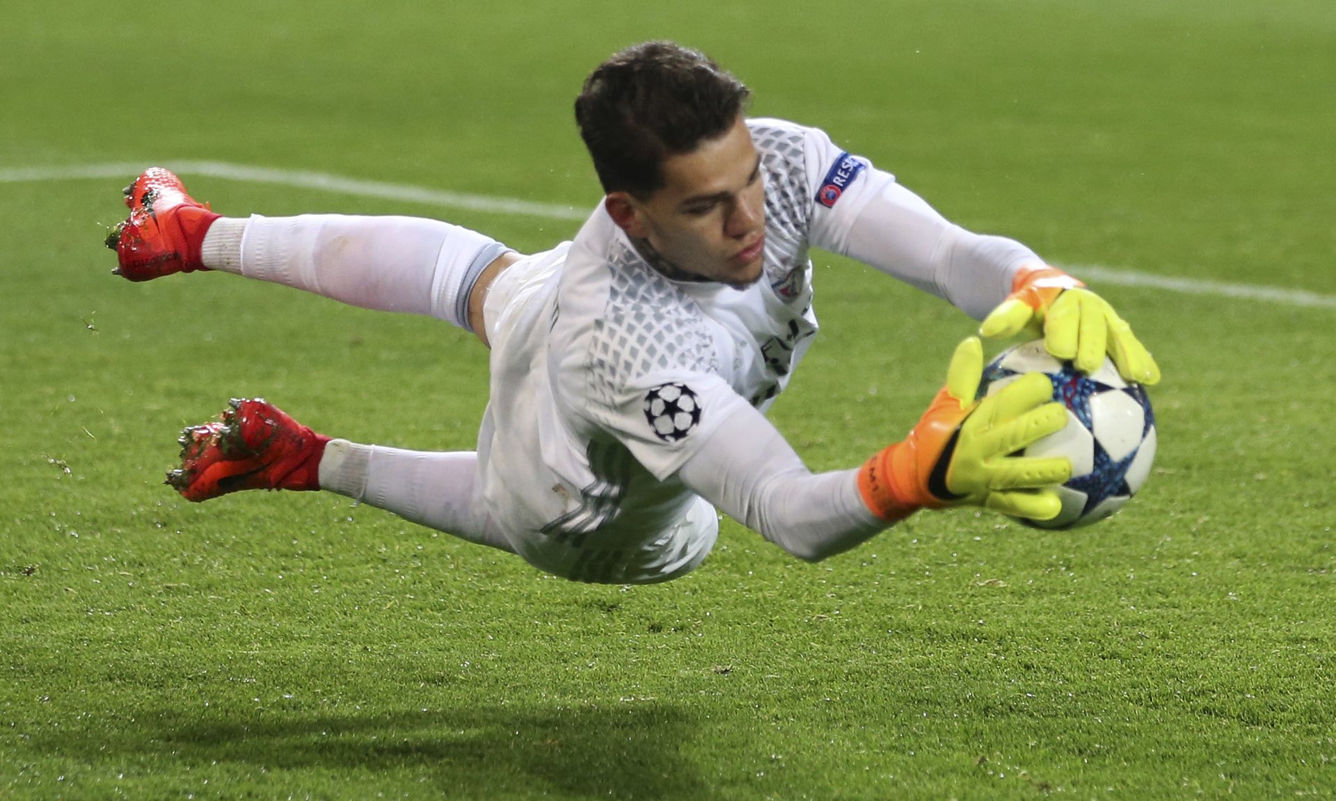 Man City sắp đón thủ môn mới giá 35 triệu bảng