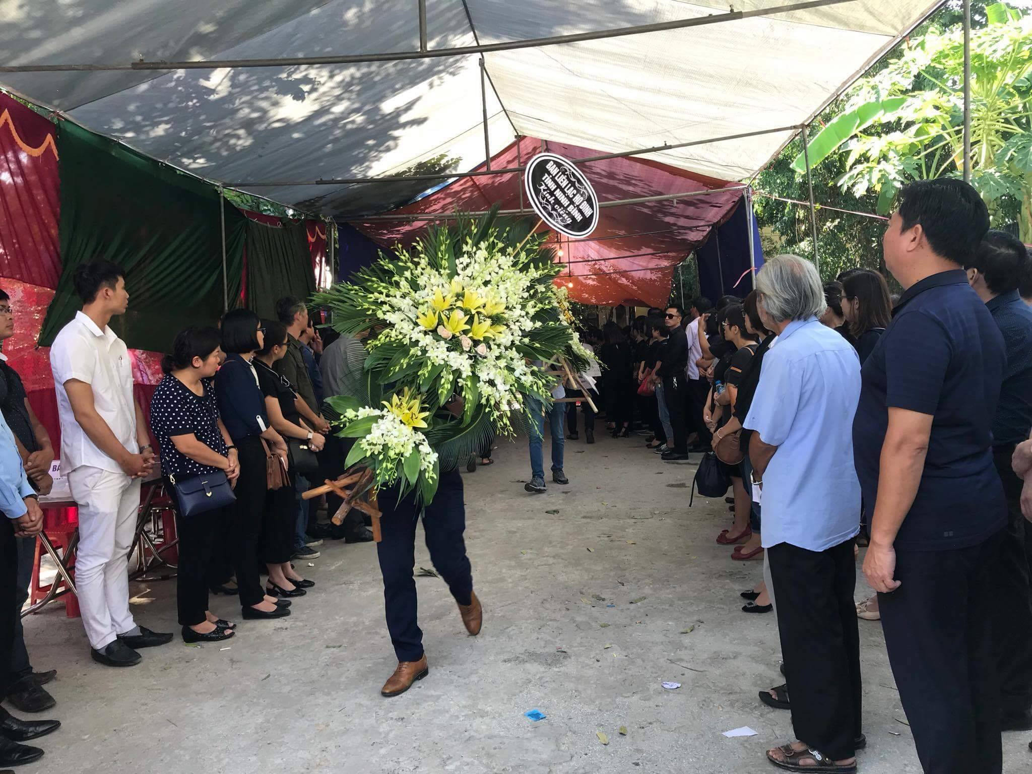 Những vòng hoa trắng tiễn đưa phóng viên Đinh Hữu Dư về đất mẹ - Ảnh 6.