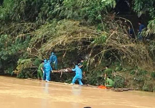 Thi thể mắc trên lùm cây, nghi là sĩ quan biên phòng bị lũ cuốn